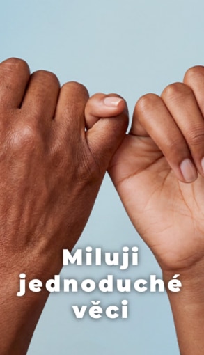 Detail rukou s propojenými malíčky, symbol jednoduchosti