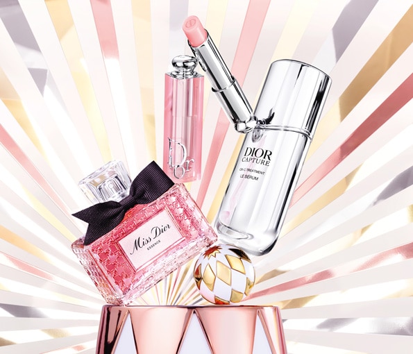 Luxusní kosmetika Dior – parfém Miss Dior, rtěnka a pleťové sérum na elegantním pozadí.