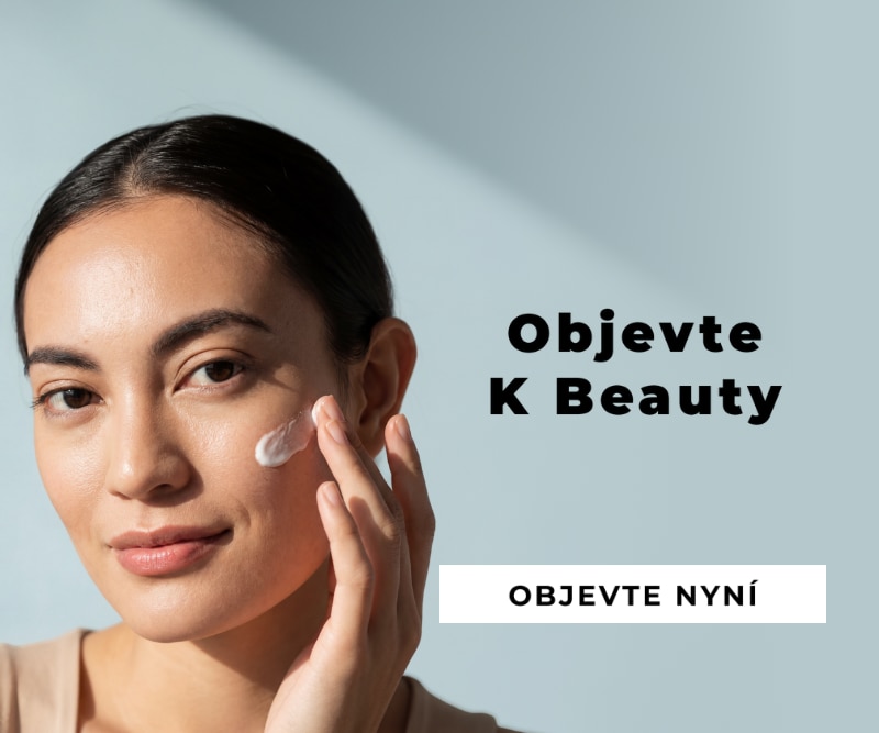 Osoba nanášející pleťový krém K-Beauty – korejská péče o pleť