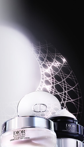 293x510px_grid2.jpg Denní a noční krém Dior Capture s elegantním leskem na tmavém pozadí.