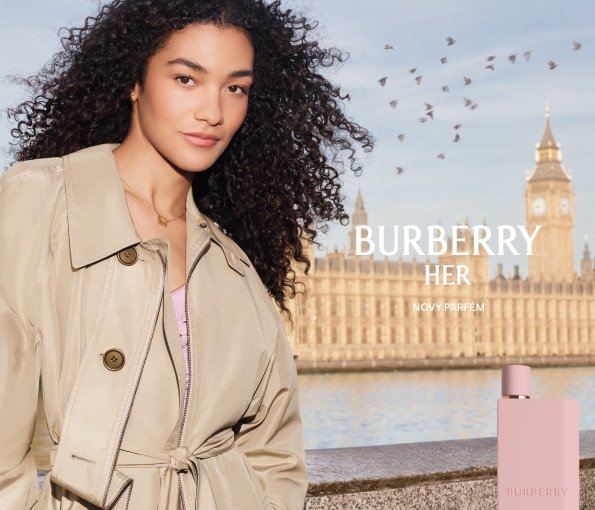 Burberry_Her_Grid_595x510px.jpg Burberry Her – dámský parfém s růžovým flakonem na pozadí Londýna u Westminsteru.