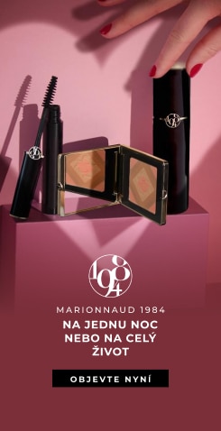 Kosmetický set Marionnaud 1984 s řasenkou, kompaktním pudrem a rtěnkou na růžovém pozadí, ideální na den i noc.