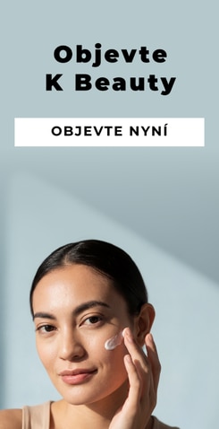 Osoba nanášející pleťový krém K-Beauty – korejská péče o pleť