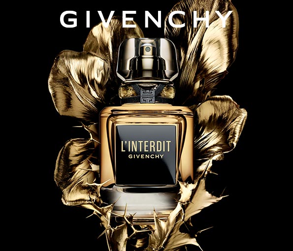 Luxusní parfém Givenchy L&apos;Interdit s lahvičkou obklopenou zlatými okvětními lístky na černém pozadí.