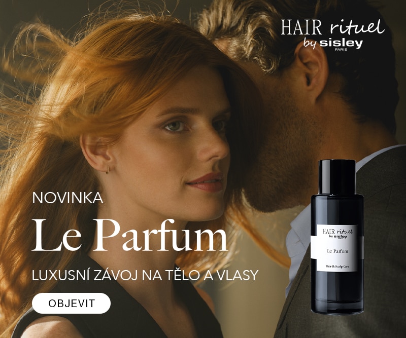 Sisley Hair Rituel Le Parfum – luxusní vůně pro tělo a vlasy, elegantní černý flakon na pozadí intimní scény.