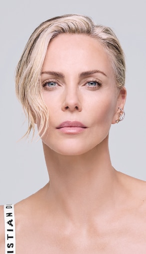 293x510px_grid.jpg Modelka s krátkými blond vlasy prezentující čistou a přirozenou pleť.