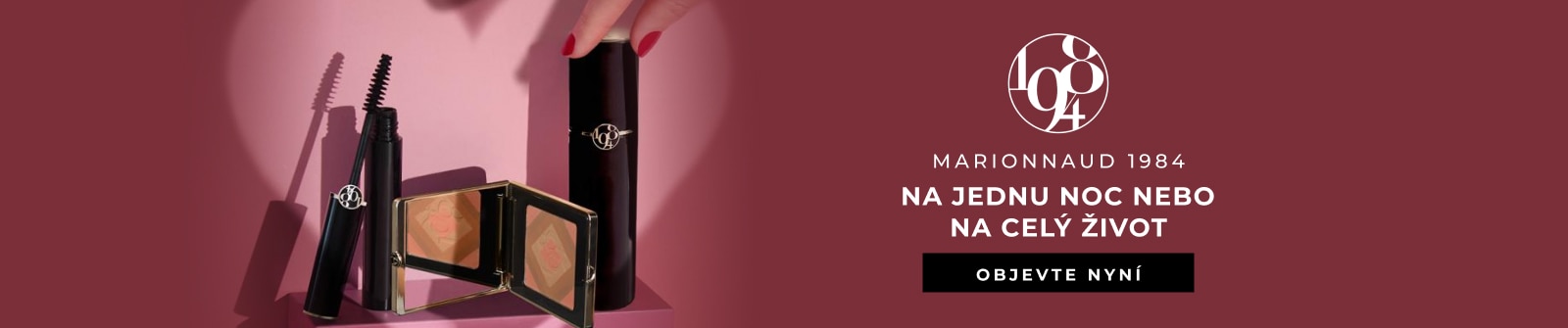2026MCE0261-PLP_DT_1600x335-MCZ.jpg Kosmetický set Marionnaud 1984 s řasenkou, kompaktním pudrem a rtěnkou na růžovém pozadí, ideální na den i noc.