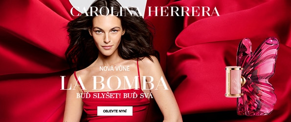 Reklama na parfém Carolina Herrera s červeným pozadím a lahvičkou vůně
