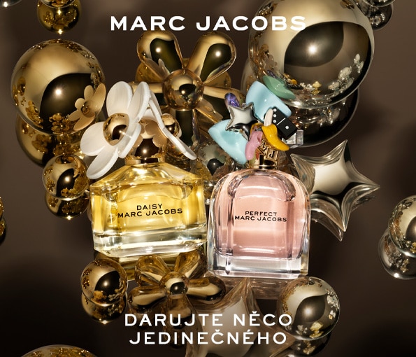 Parfémy Marc Jacobs Daisy a Perfect na pozadí zlatých vánočních ozdob – luxusní dárky pro sváteční období.