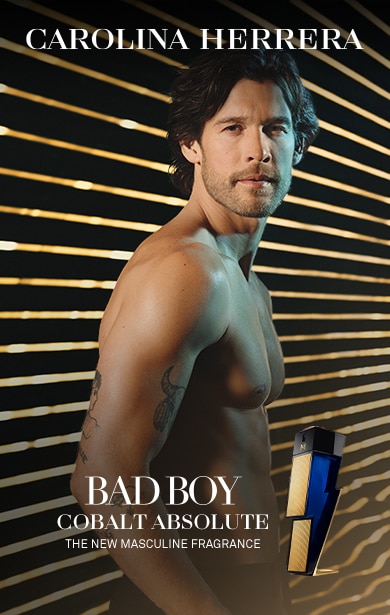 Mužský model propagující pánský parfém Carolina Herrera Bad Boy Cobalt Absolute.
