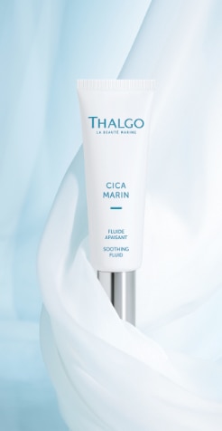 Thalgo Cica Marin zklidňující fluid 50 ml – péče pro citlivou pleť na modrém textilním pozadí.