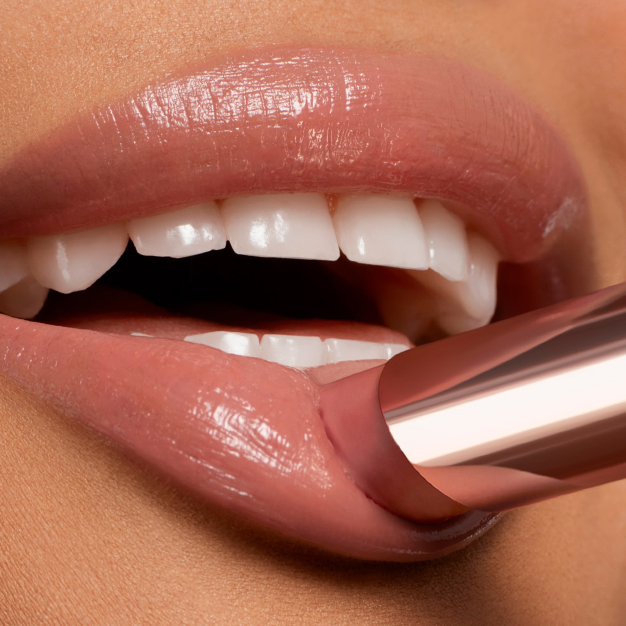 Lancôme LIP IDÔLE SQUALANE-12 BUTTERGLOW Balzám s jemným leskem 1 of 8
