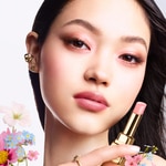 GUERLAIN KISSKISS BEE GLOW PEARLY 98% přírodní medový balzám na rty, perleťový 5 of 5 98% přírodní medový balzám na rty, perleťový