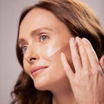 30 ML Sisley SISLEŸA L'INTÉGRAL ANTI-AGE RADIANCE ANTI-DARK SPOT SERUM Účinné rozjasňující sérum proti tmavým skvrnám  4 of 6 Účinné rozjasňující sérum proti tmavým skvrnám