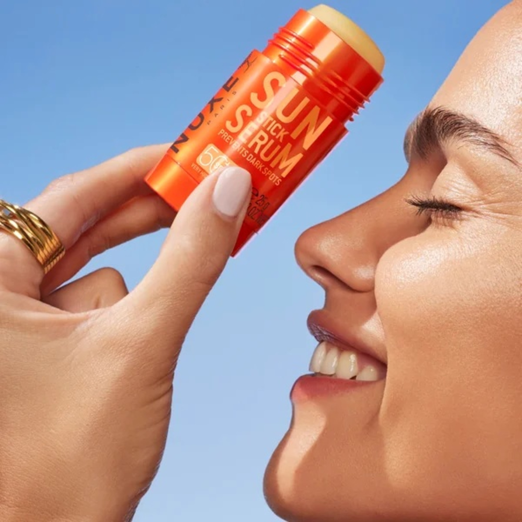 25 G Nuxe SUN Ochranné sérum v tyčince pro lokální použití s velmi vysokou ochranou SPF50+  2 of 3 Ochranné sérum v tyčince pro lokální použití s velmi vysokou ochranou SPF50+