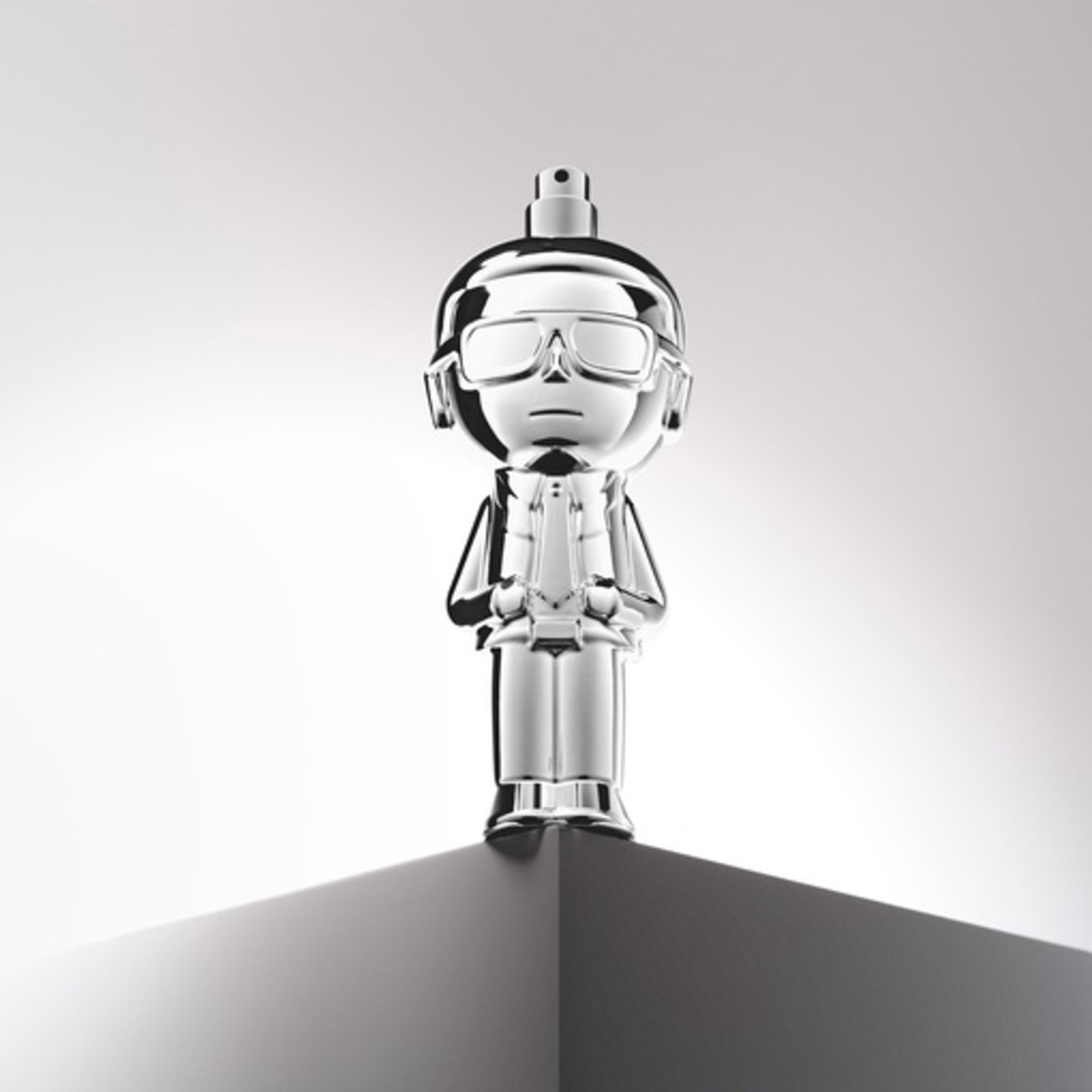 100 ML Karl Lagerfeld IKONIK Parfémovaná voda pro muže 1 of 4
