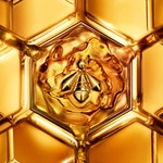 15 ML GUERLAIN ABEILLE ROYALE YOUTH WATERY OIL SERUM Hloubkově obnovující a omlazující sérum 4 of 7 Hloubkově obnovující a omlazující sérum