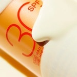 150 ML Nuxe SUN Jemný opalovací sprej na tvář a tělo s vysokou ochranou SPF 30 2 of 3 Jemný opalovací sprej na tvář a tělo s vysokou ochranou SPF 30