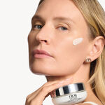 50 ML Dior DIOR CAPTURE RICH CREME Krém na tvář a krk s bohatou texturou  2 of 5 Krém na tvář a krk s bohatou texturou