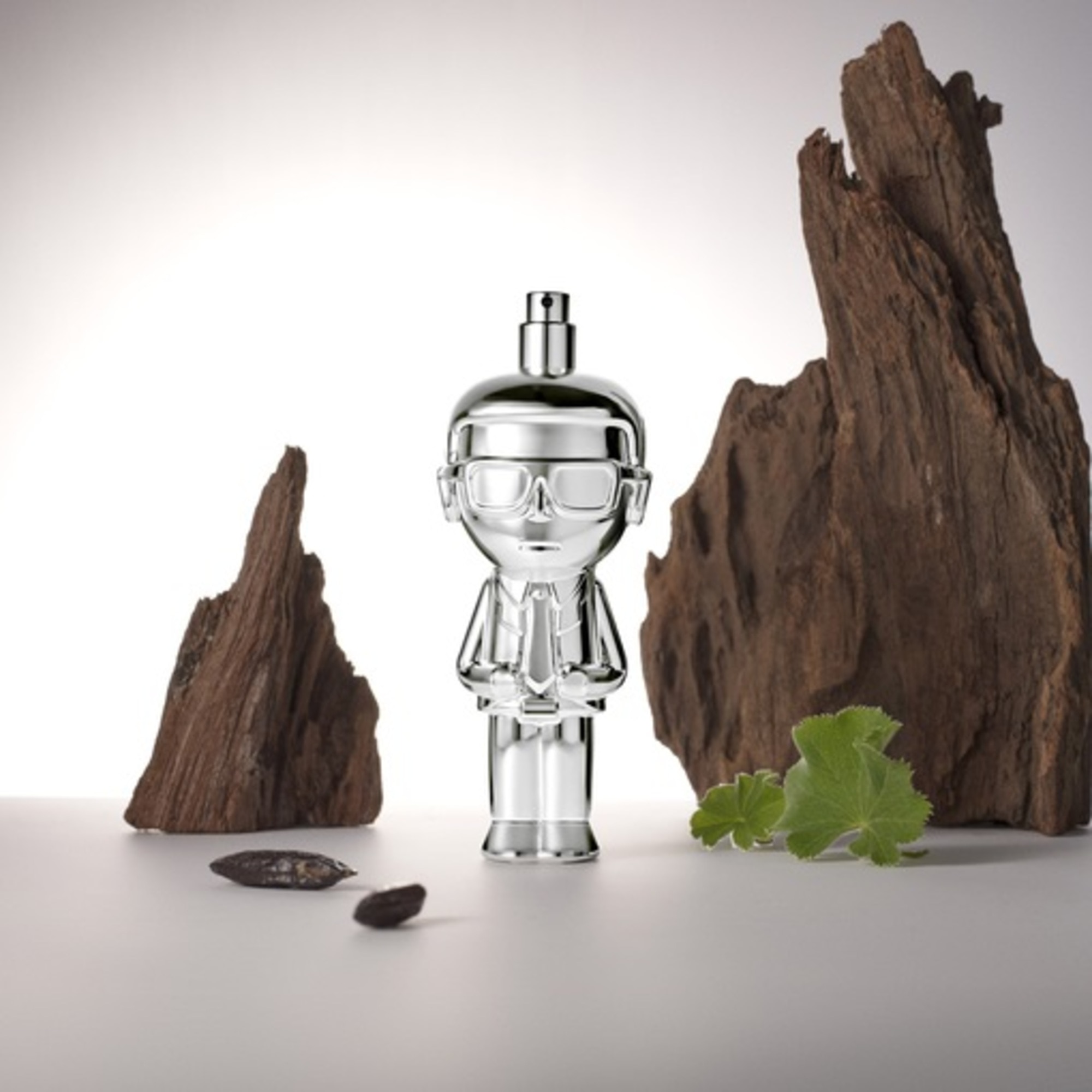 100 ML Karl Lagerfeld IKONIK Parfémovaná voda pro muže 1 of 4
