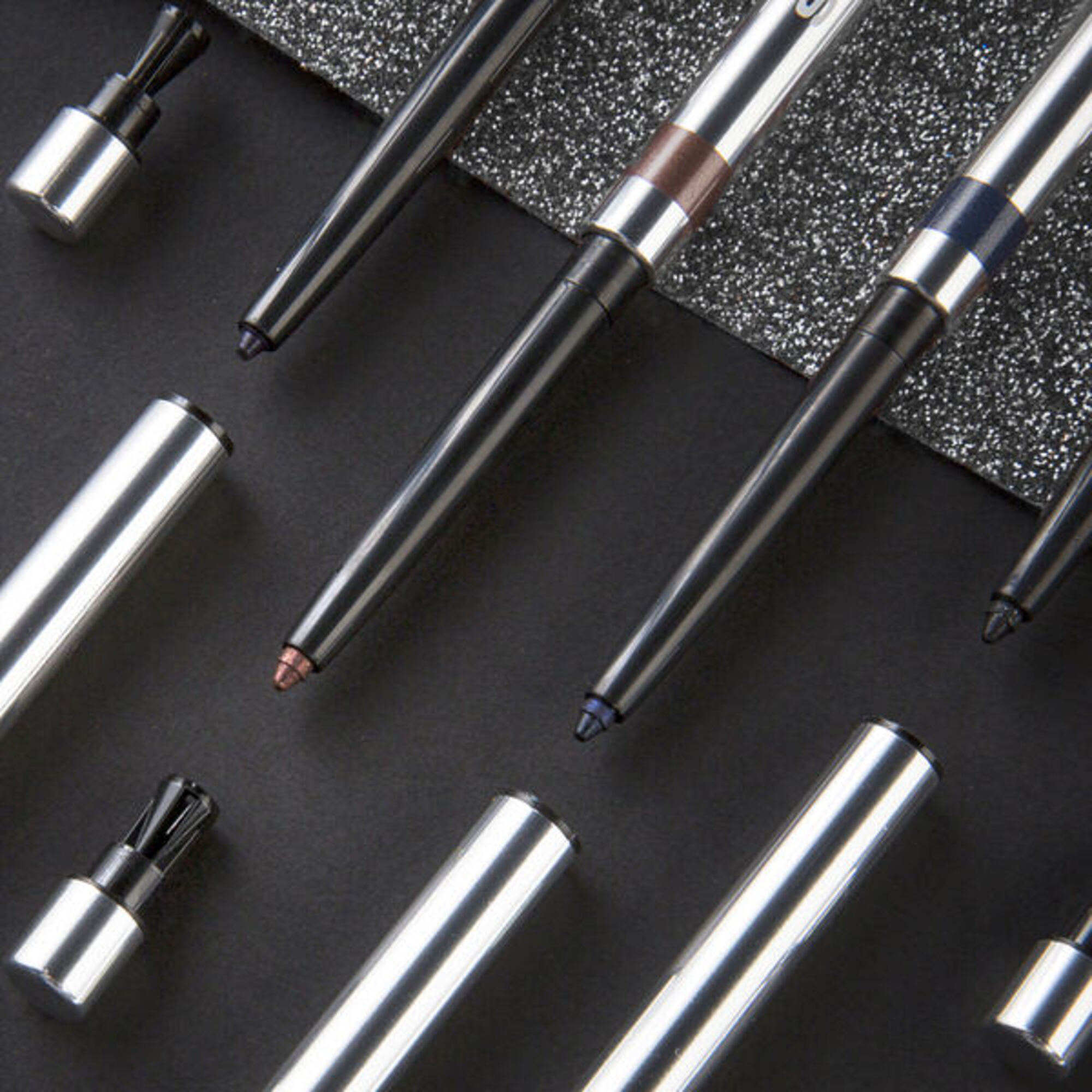 Dlouhodržící tužka na oči